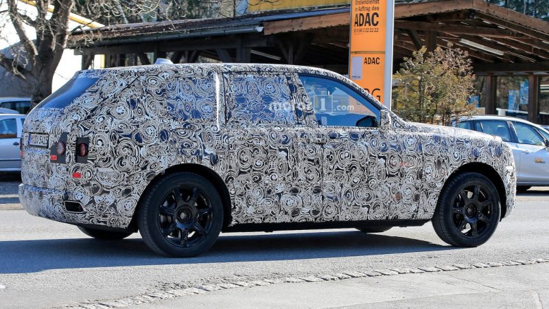 rolls-royce-cullinan-suv-spy-photos-crankshaft-2